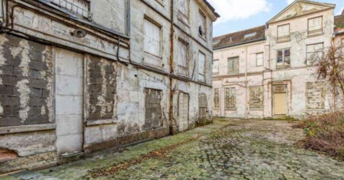 This mansion in Paris was being renovated when a gruesome discovery was made -- a corpse hidden in the basement.