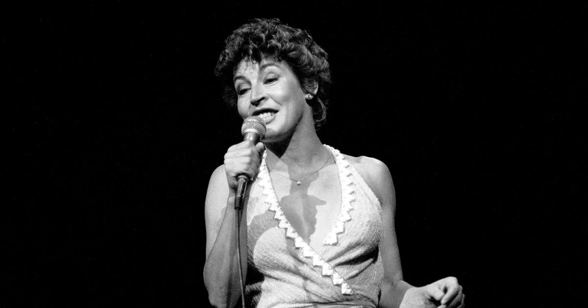 Singer Helen Reddy performs on stage at the Taste of Chicago in Chicago on July 3, 1984.