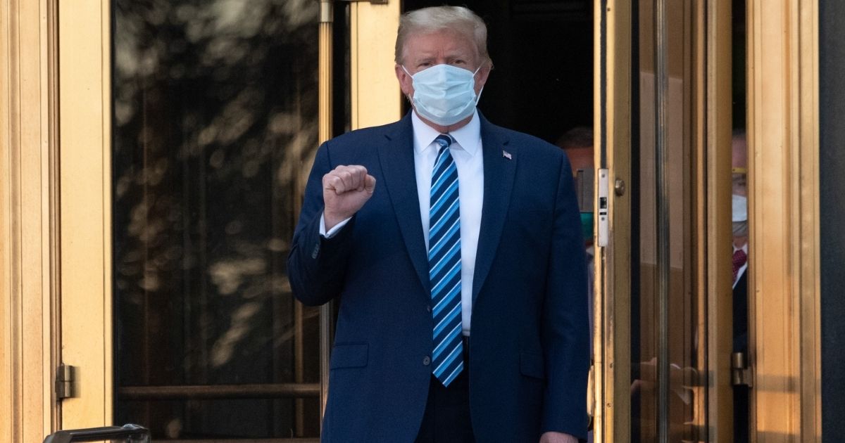 TOPSHOT - US President Donald Trump walks out of Walter Reed Medical Center in Bethesda, Maryland before heading to Marine One on October 5, 2020, to return to the White House after being discharged. - Trump announced he would be "back on the campaign trail soon", just before returning to the White House from a hospital where he was being treated for Covid-19.