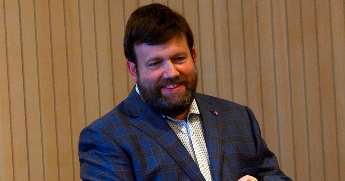 Professor and GOP consultant Frank Luntz smiles as he speaks to students with the US secretary of state at the NYU Abu Dhabi campus in Abu Dhabi on January 13, 2019.