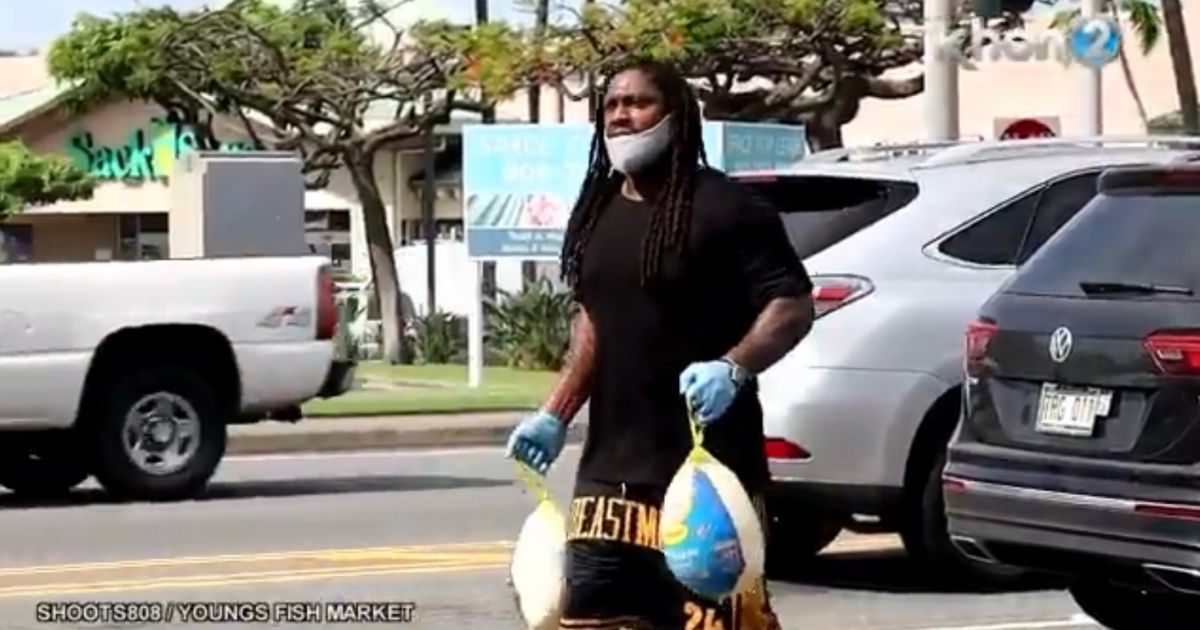Marshawn Lynch, a former NFL star, handed out 200 turkeys to drivers in Hawaii on Monday.