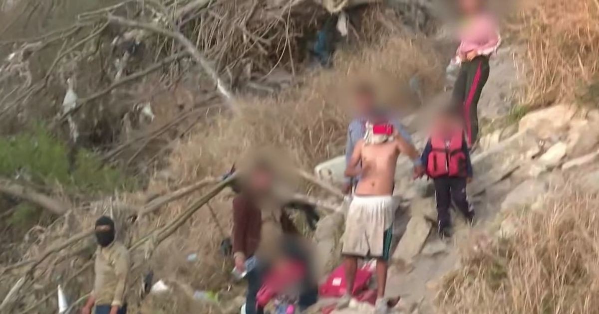 In a video shot on March 11 and aired the following day, CNN correspondent Ed Lavandera reportedly speaks to migrants on the Rio Grande by Hidalgo, Texas.