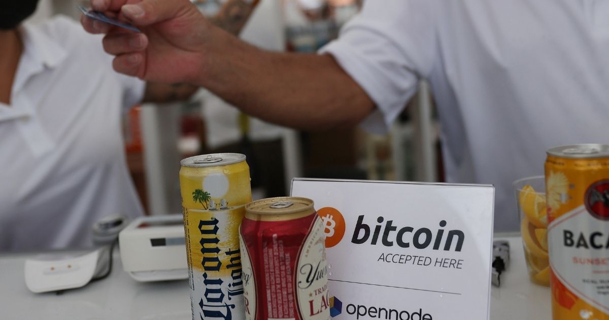 Un letrero de "Bitcoin aceptado aquí" se encuentra en la barra durante la Convención Bitcoin 2021, una conferencia sobre criptomonedas celebrada en el Centro de Convenciones Mana en Wynwood el viernes en Miami, Florida.