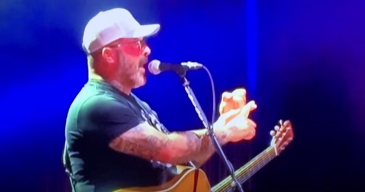 Musician Aaron Lewis shredded the Democratic Party during a show in Grand Prairie, Texas, on Oct. 7.