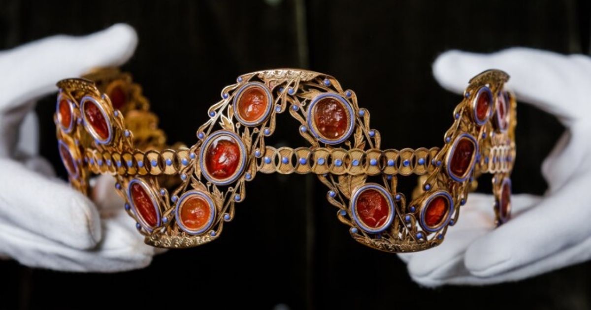 Two tiaras believed to have been owned by Joséphine de Beauharnais, Napoléon Bonaparte's wife and the empress of France, will be sold at auction.