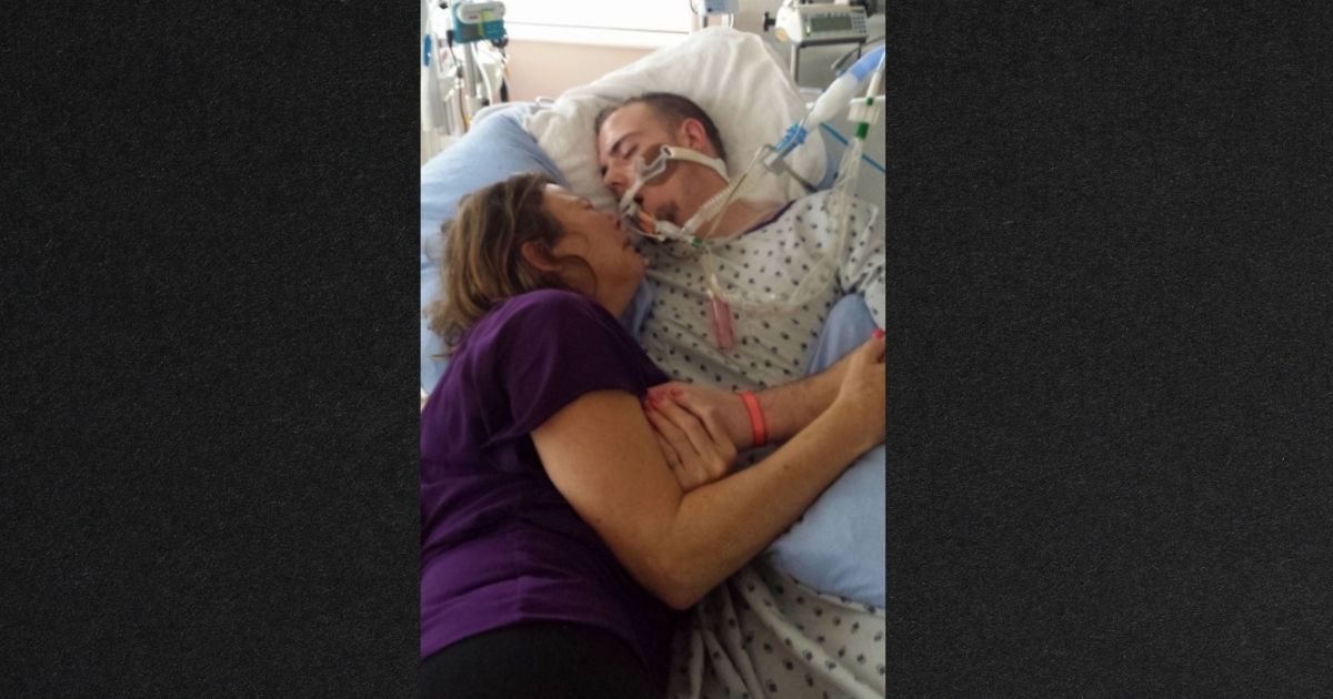 A heartbreaking 2017 photo of a woman in a hospital bed with her son, who died of a fatal drug overdose, is still circulating on the internet.