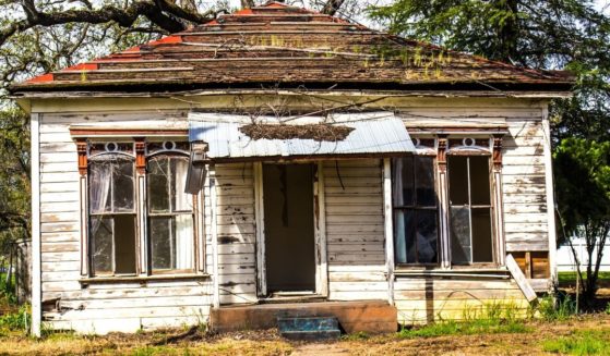 This images shows a run-down house in need of many repairs, as was the house in this story.