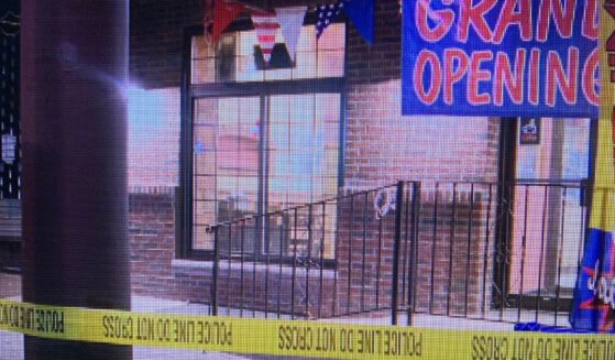 On Thursday night, an alleged robber was shot as he was strangling an employee while attempting to steal from Bold Pizza in Philadelphia, Pennsylvania, police say.