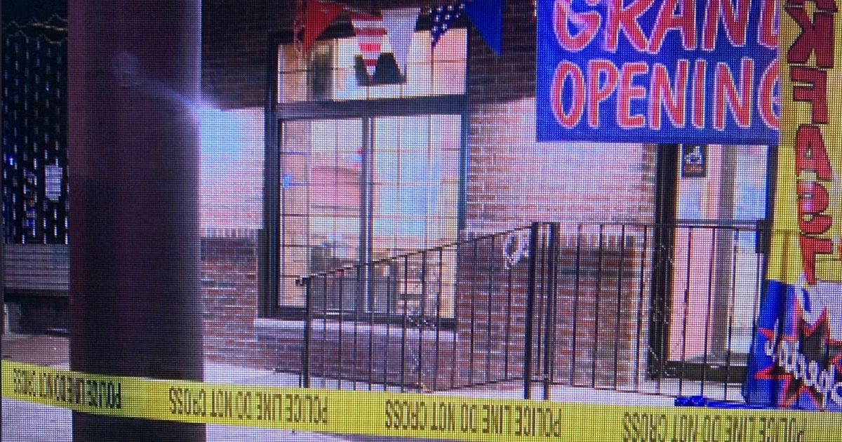 On Thursday night, an alleged robber was shot as he was strangling an employee while attempting to steal from Bold Pizza in Philadelphia, Pennsylvania, police say.