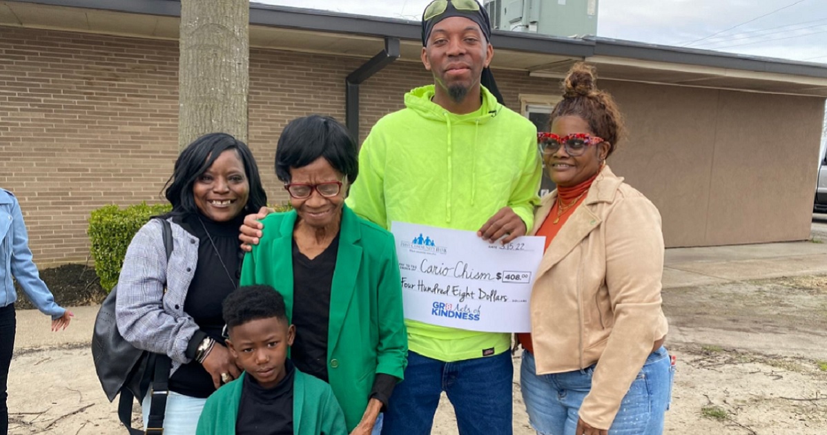 Missouri sanitation worker Macario Chism poses with 82-year-old Thelma Bates and Bates' family at an awards ceremony to honor Chism.