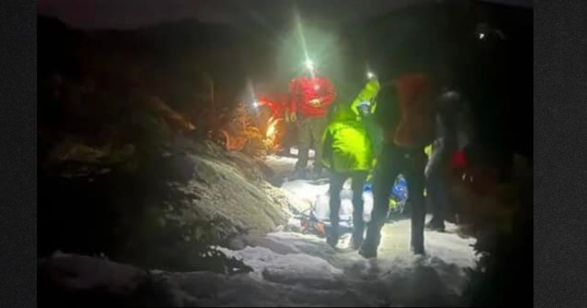 The first rescuers reached the injured man by 7:50 pm and carried him out, reaching the hospital by midnight.