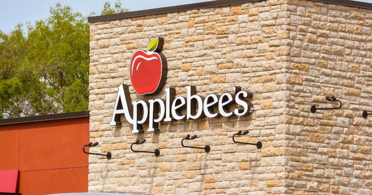 The exterior of an Applebee's restaurant.