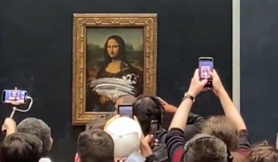 On Sunday, a man disguised himself as an old lady in a wheelchair in order to get close to the Mona Lisa at the Louvre Museum in Paris, France. After attempting to break the glass, the man smeared cake on the glass covering the priceless artwork while shouting about the environment.