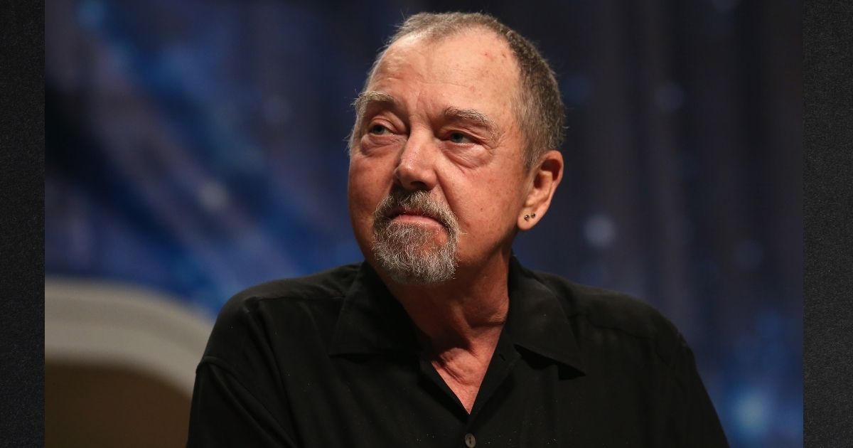 Actor Gregory Itzin, seen at a Star Trek convention in 2016, has died.