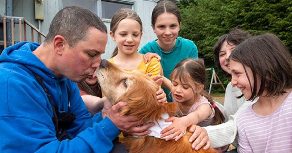 Ted Kubacki and his daughters cuddle their 13-year-old golden retriever, LuLu, who was missing for three weeks.