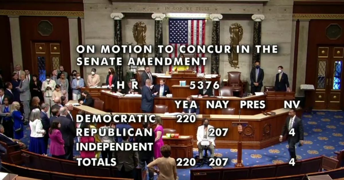 an image showing 220 Democrat votes beating 207 Republican votes to pass the Inflation Reduction Act in the House