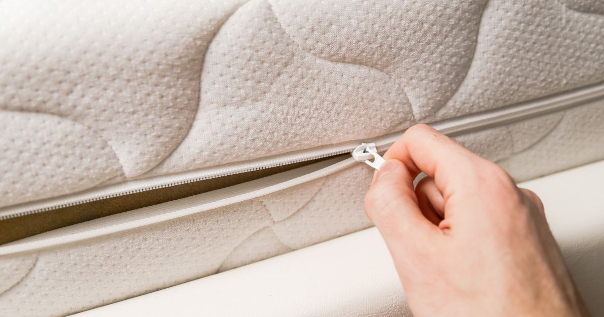 Some customers believe the fibers spread when they unzipped the mattress cover to remove it for washing.