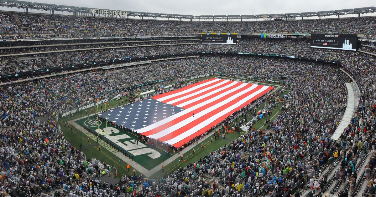 Prior to the game between the New York Jets and the Baltimore Ravens at MetLife Staium in East Rutherford, New Jersey, on Sunday fans joined in to sing the national anthem after the singers microphone cut out.
