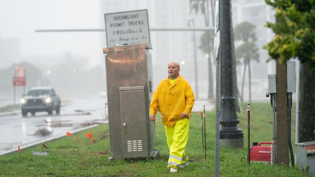 An emergency worker works deploys a generator to power a traffic signal as Hurricane Ian approaches on September 28, 2022 in Sarasota, Florida. Ian made landfall this afternoon, packing 150-mile-per-hour winds and a 12-foot storm surge and knocking out power to nearly 1.5 million customers, according to published reports. (Photo by Sean Rayford/Getty Images)