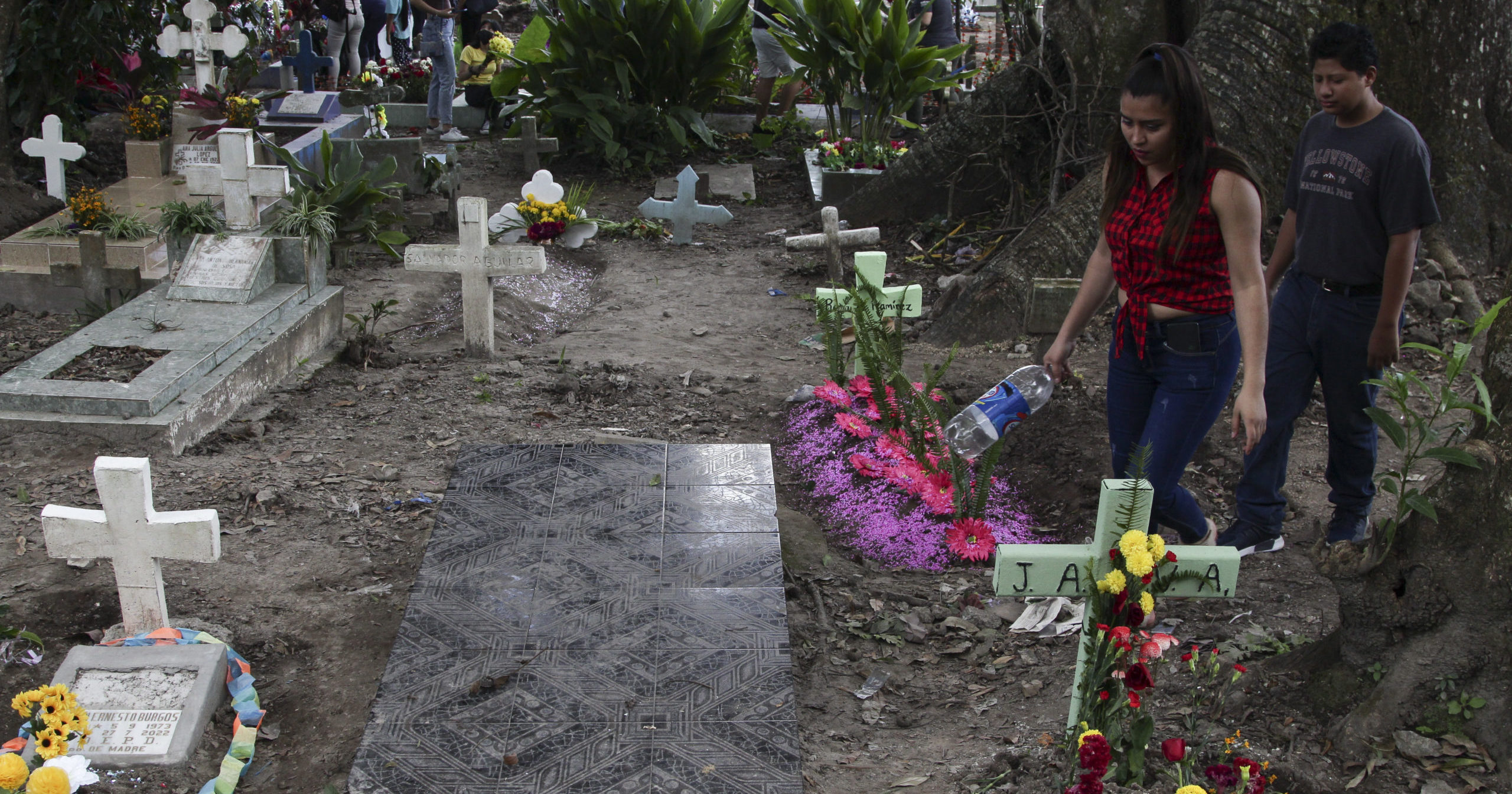 El Salvador Gov’t Takes Fight with Gangs from Streets to Graveyards