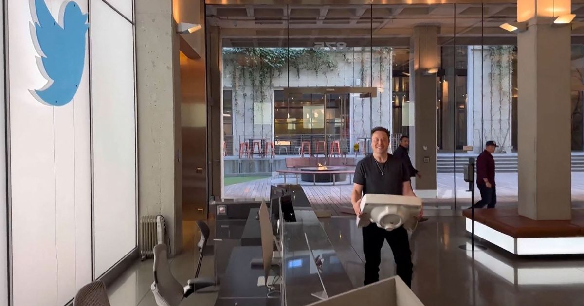 This video grab taken from a video posted on the Twitter account of billionaire Tesla chief Elon Musk on October 26, 2022 shows himself carrying a sink as he enters the Twitter headquarters in San Francisco.