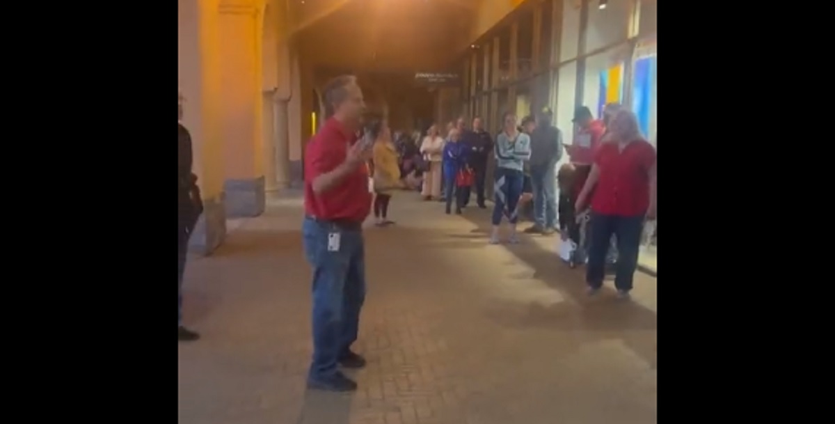 Video: Voting Issues Hit Arizona, Poll Worker Delivers Bad News About Machines to Waiting Voters