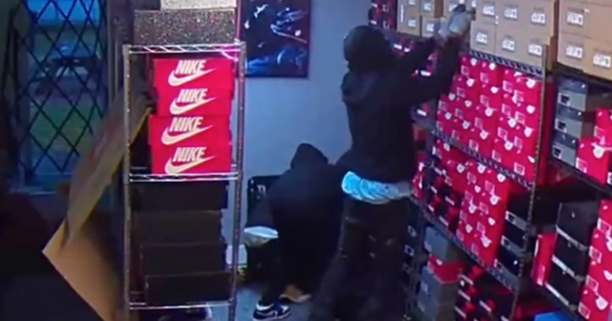 Multiple individuals steal from a shoe store in Forth Worth, Texas.