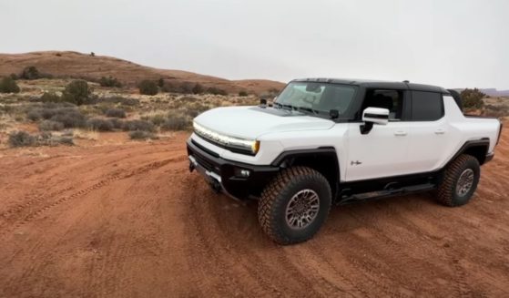 A Hummer EV broke down, not for the first time according to the owner, while driving through an off-road obstacle in the middle of the Utah desert.