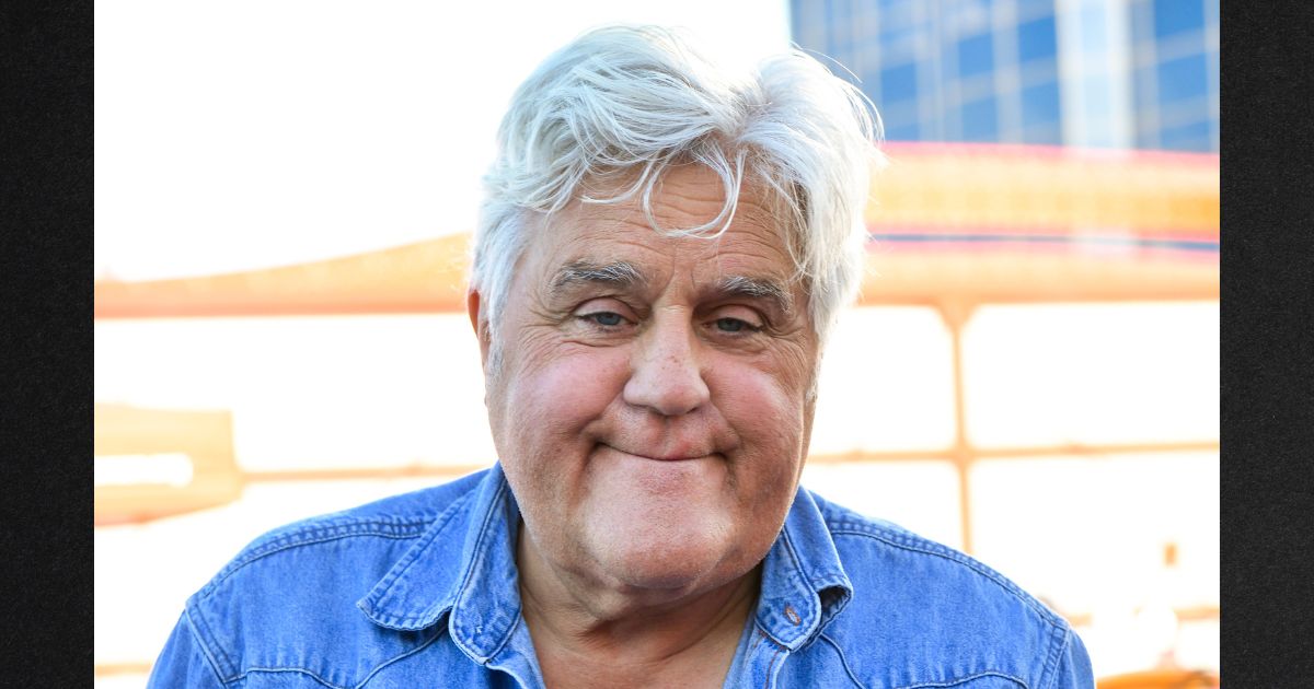 Comedian Jay Leno is sticking to his performance schedule, despite breaking several bones in a recent motorcycle accident.