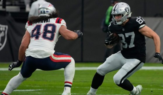 Raiders tight end Foster Moreau running the ball