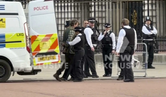 British law enforcement officials outside Buckingham Palace