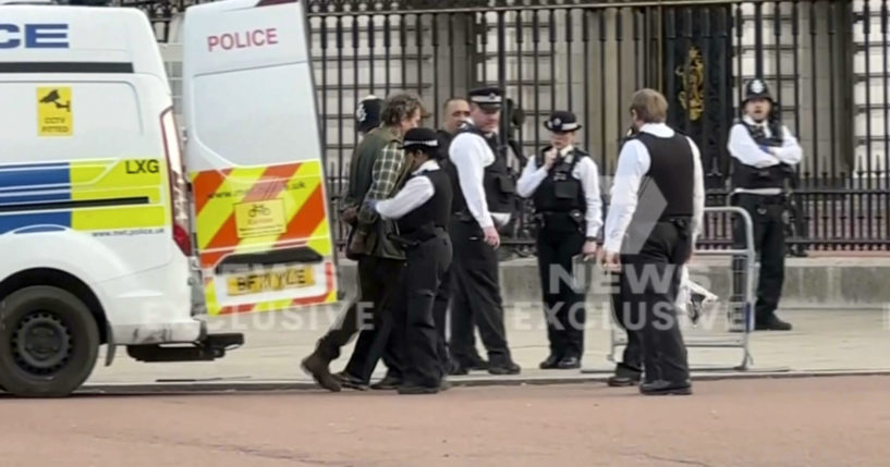 British law enforcement officials outside Buckingham Palace