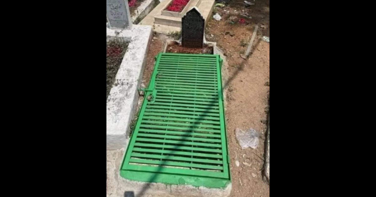 A viral report claimed that Pakistani parents put a lock on their daughter's grave to prevent people from abusing her corpse.
