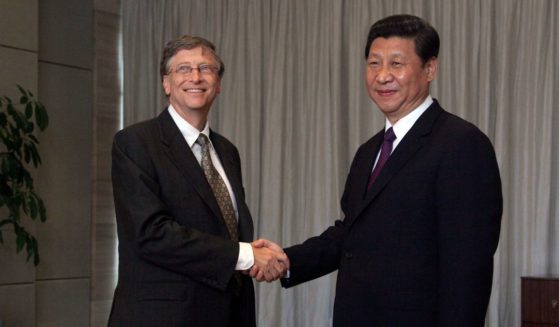 China's President Xi Jinping (R) shakes hands with Microsoft founder Bill Gates during the Boao Forum for Asia (BFA) annual conference in Boao on the southern Chinese resort island of Hainan on April 8, 2013.