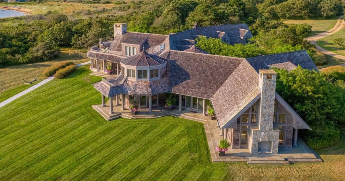 The above image is of former President Barack Obama's home in Martha's Vineyard.