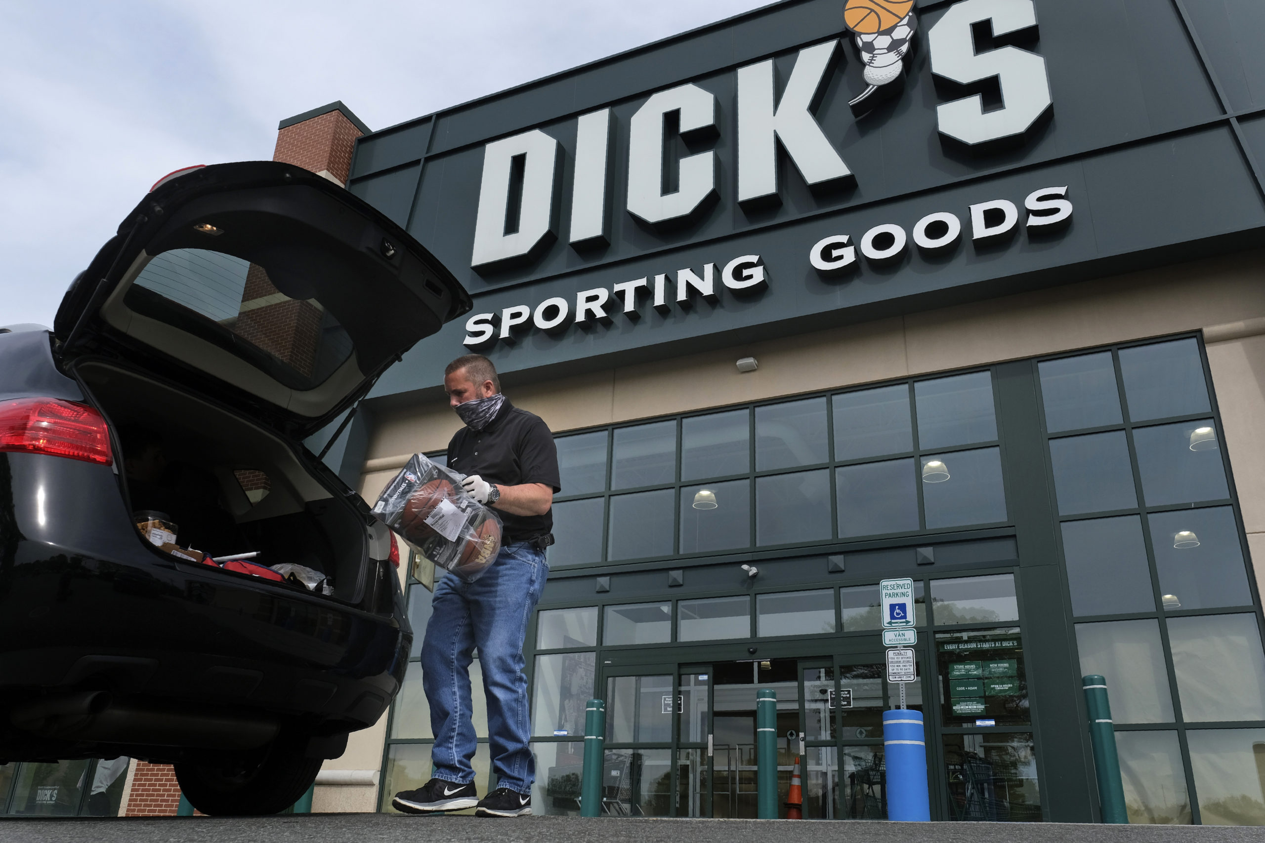 Gus Promollo puts an order in a customer’s trunk at Dick’s Sporting Goods in Paramus, New Jersey on May 18, 2020. Dick’s Sporting Goods profit slipped in its second quarter and missed Wall Street’s expectations as the retailer cut its full-year profit outlook, citing worries over theft at its stores.