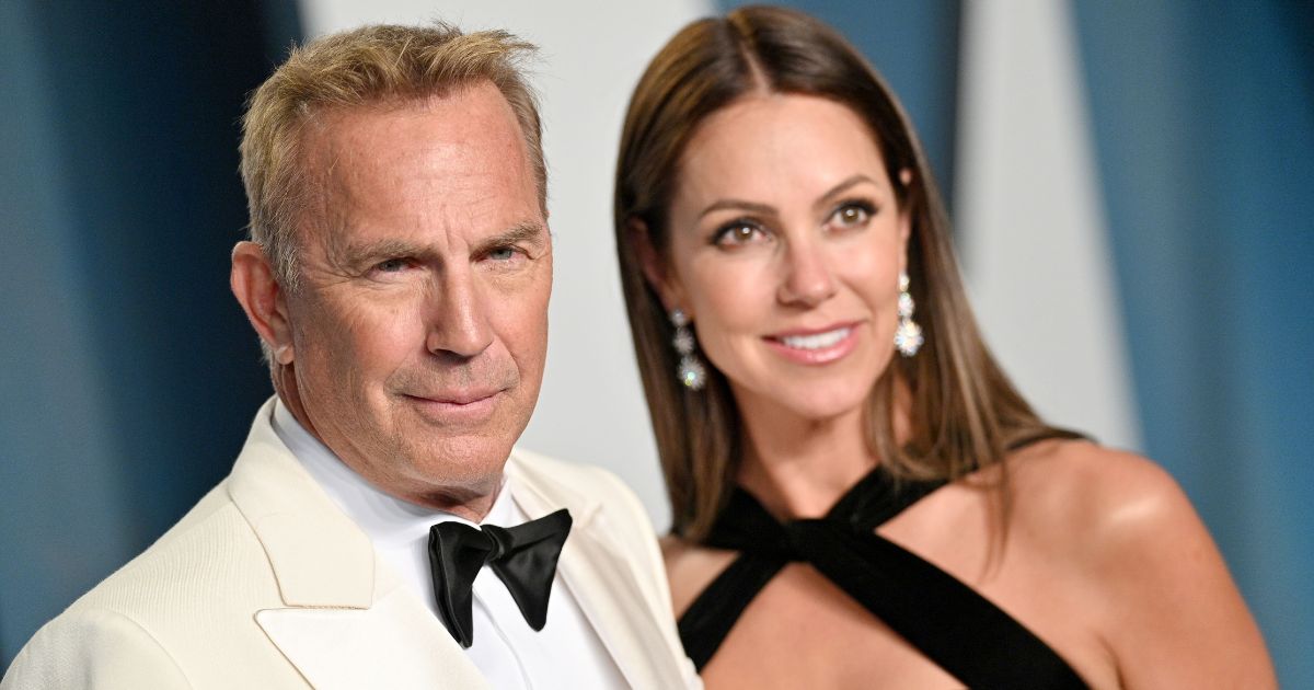 Kevin Costner and Christine Baumgartner attend the 2022 Vanity Fair Oscar Party hosted by Radhika Jones at Wallis Annenberg Center for the Performing Arts on March 27, 2022 in Beverly Hills, California. (Lionel Hahn / Getty Images)