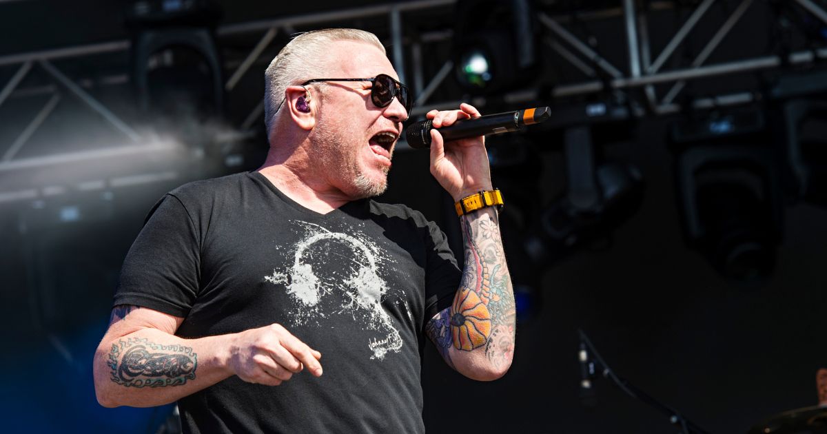 Steve Harwell of Smash Mouth sings at the Del Mar Racetrack and Fairgrounds in San Diego, California, on Sept. 15, 2017.
