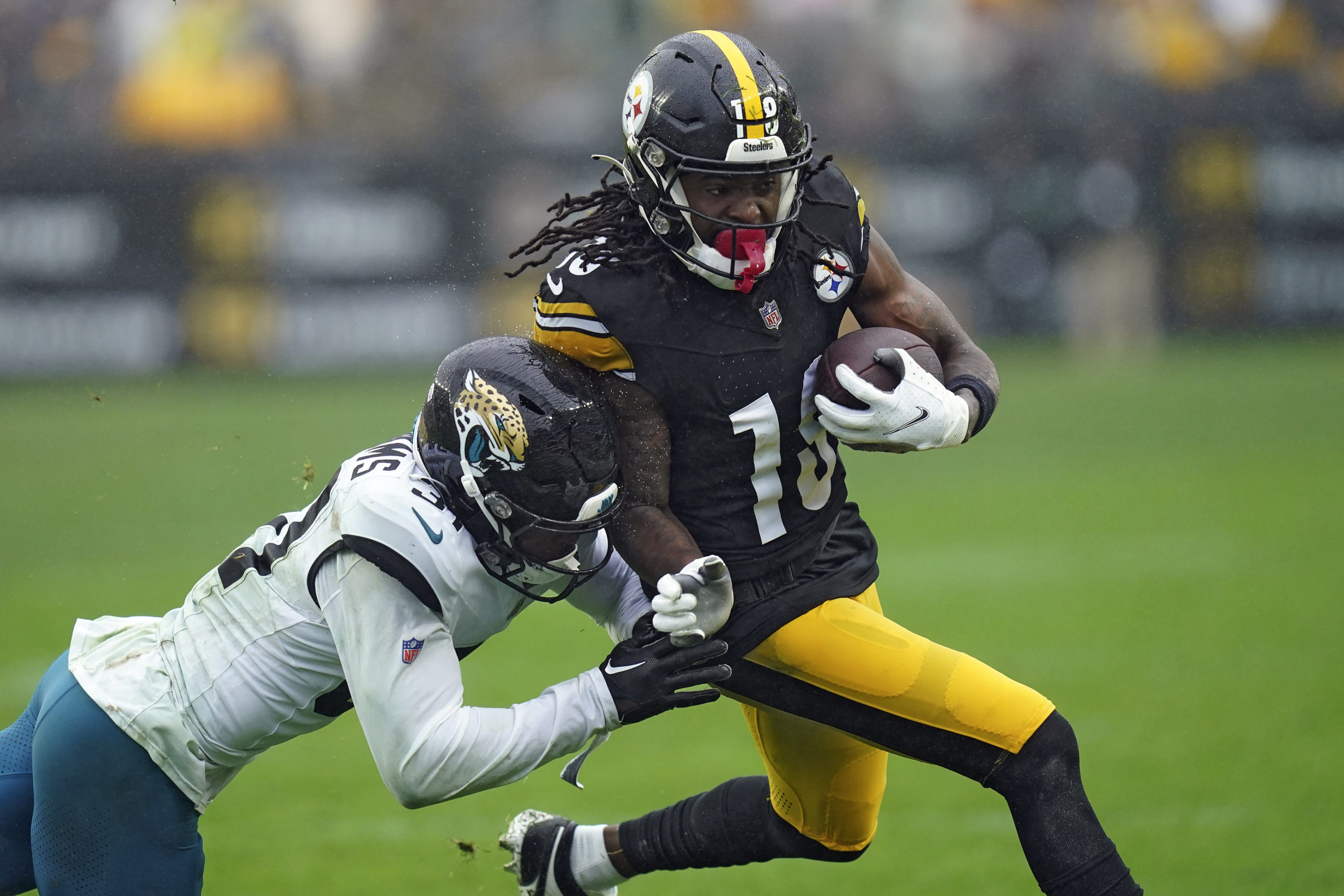 Pittsburgh Steelers wide receiver Diontae Johnson runs past Jacksonville Jaguars cornerback Darious Williams during the first half of Sunday's game in Pittsburgh, Pennsylvania.