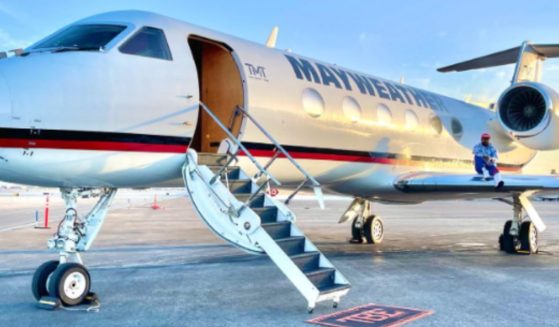 U.S. boxer Floyd Mayweather is sending his private jet, loaded with supplies, to Israel.