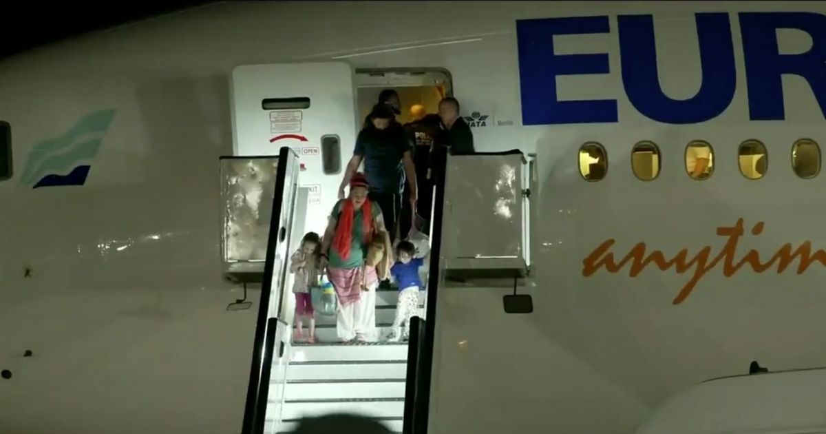 American evacuees from Israel deboarding a plane
