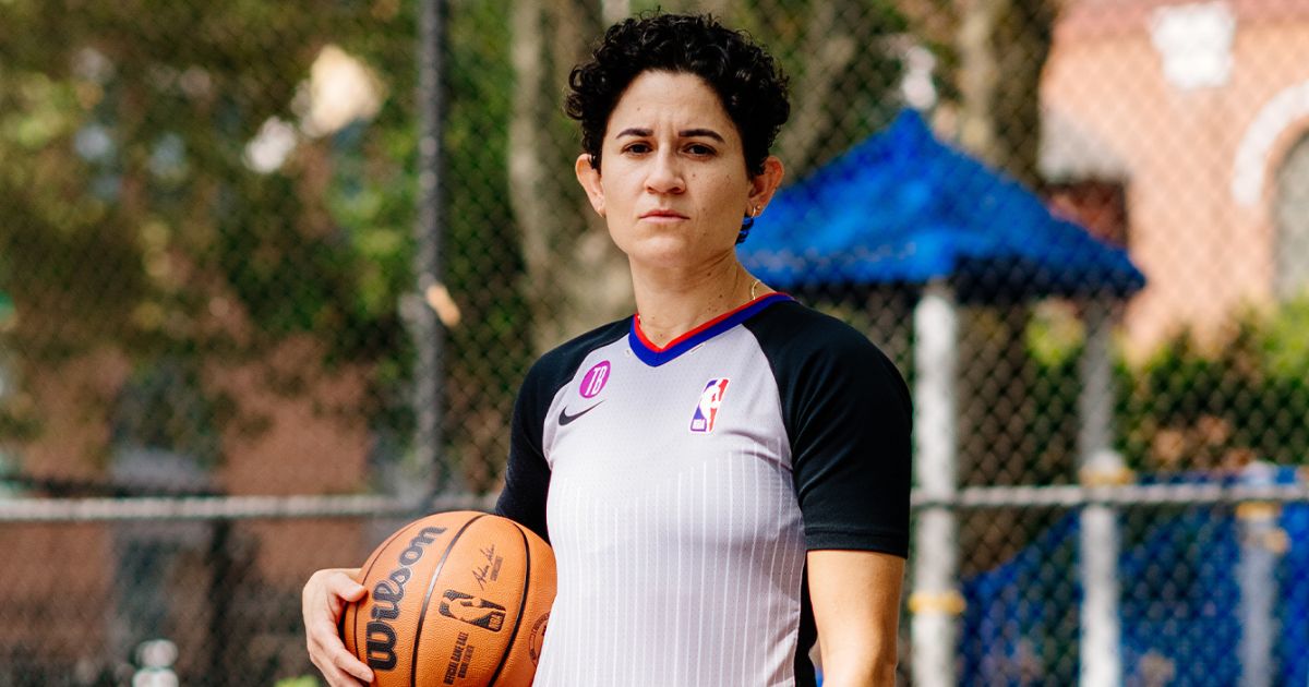 NBA referee Che Flores says she is "non-binary and trans."
