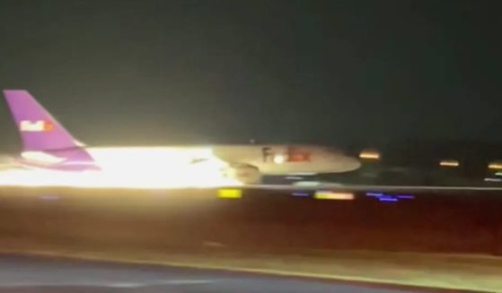 FedEx 757 making an emergency landing