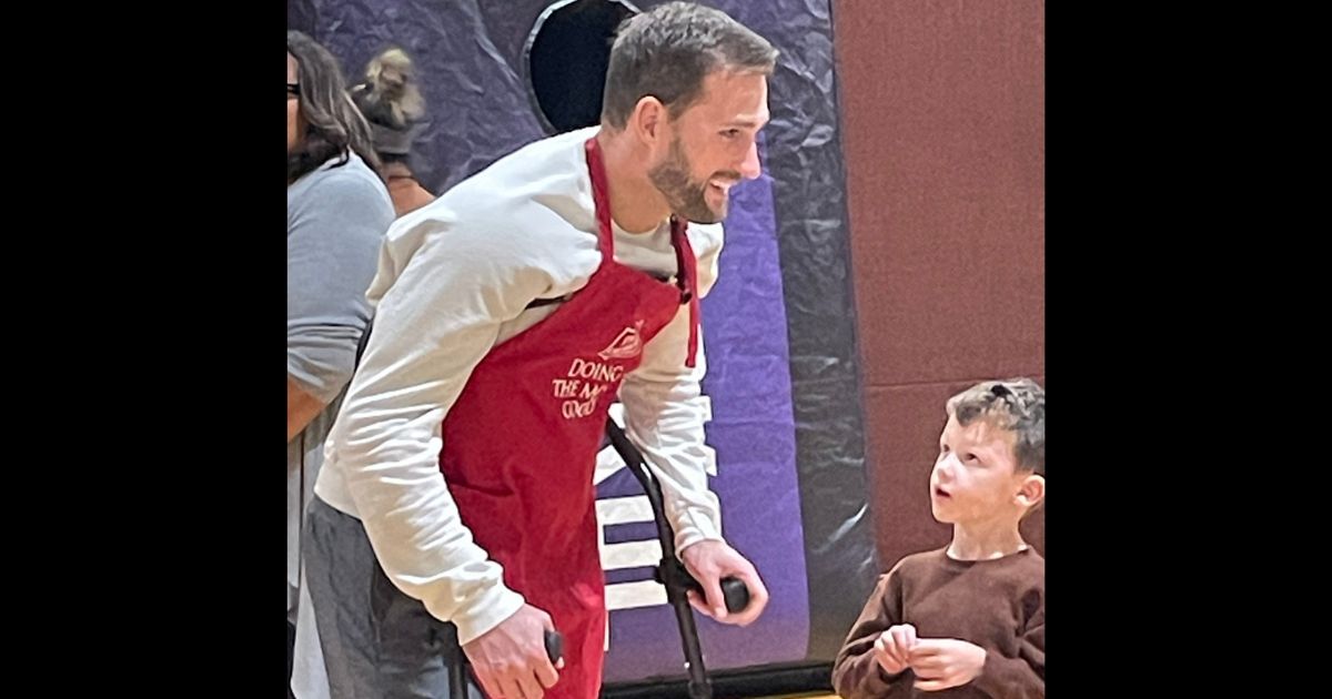 Kirk Cousins was seen volunteering in Minnesota for a Thanksgiving event.