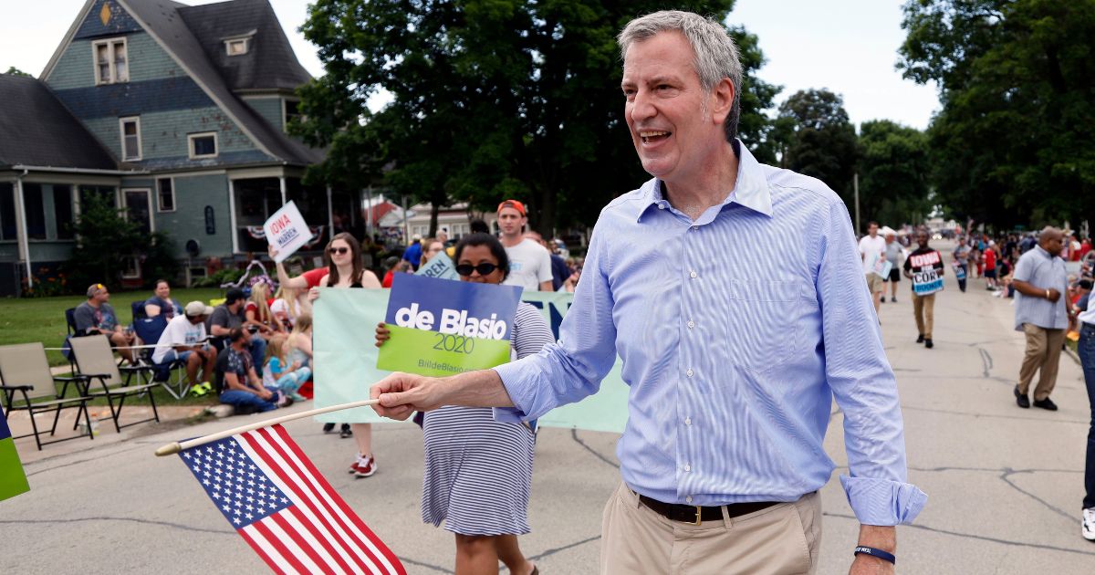 Democratic presidential candidate New York Mayor Bill de Blasio walks in the Fourth of July parade in Independence, Iowa, on July 4, 2019.