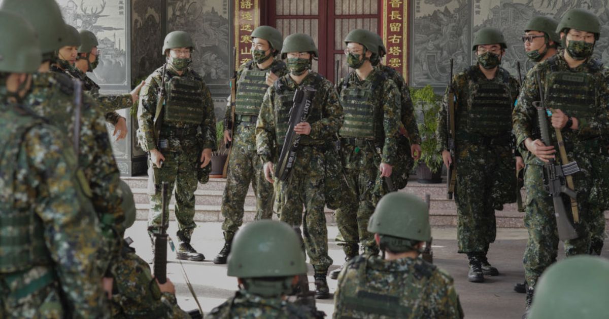 Taiwan's reserve soldiers took part in military training at a local Taoist temple in Hsinchu on Tuesday.