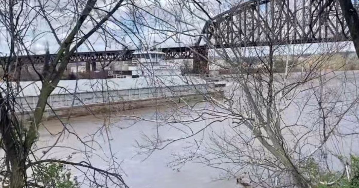Several bridges over the US river are shut down due to 26 barges becoming disabled