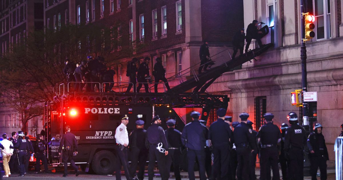 NYPD Makes Mass Arrests Following Columbia Riot Escalation