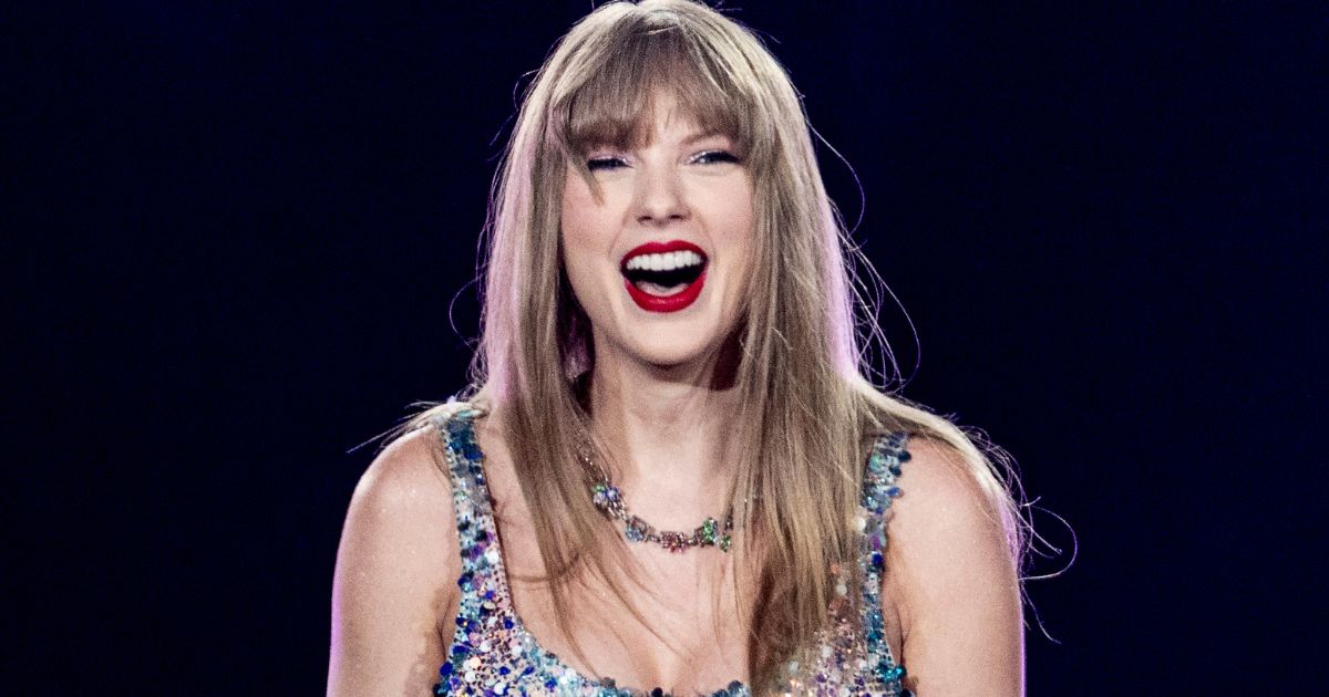 Taylor Swift experiences a mishap at concert, advises fans to chat while she seeks assistance
