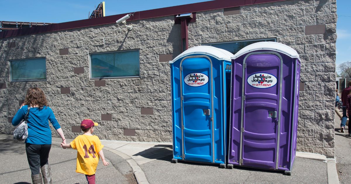 Mother rushes into portable toilet to assist her 4-year-old daughter following altercation with a stranger, leading to the unit tipping over